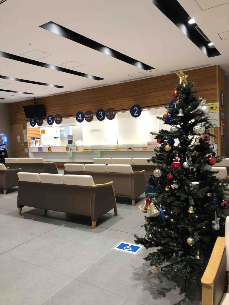 看護学校のクリスマスツリーを県立十日町病院に飾らせてもらいました。３年生は夜間実習奮闘中。